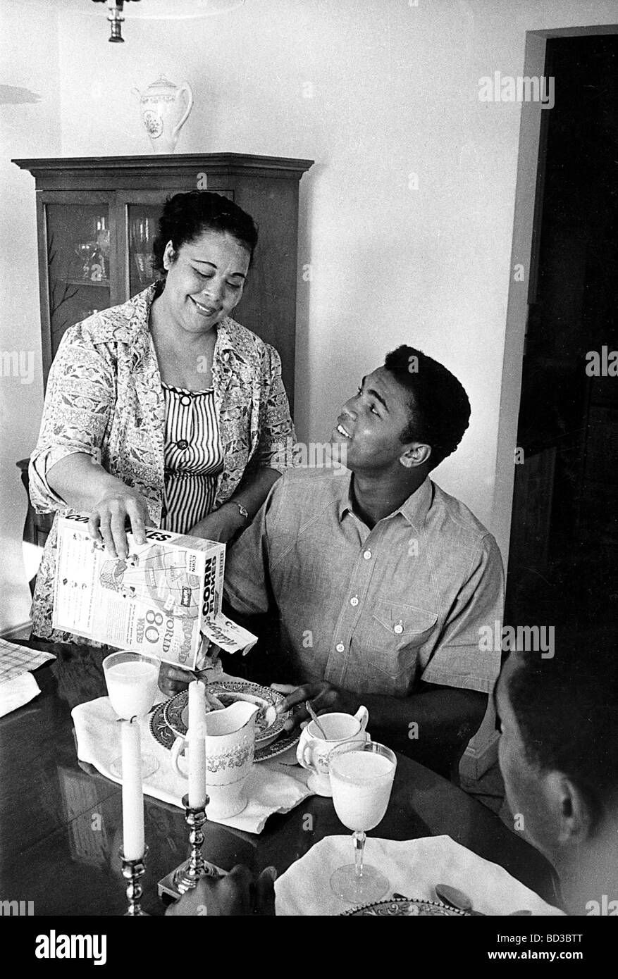 MUHAMMAD ALI a colazione con sua madre Odessa a loro Louisville, Kentucky, home chi 1965 Foto Stock