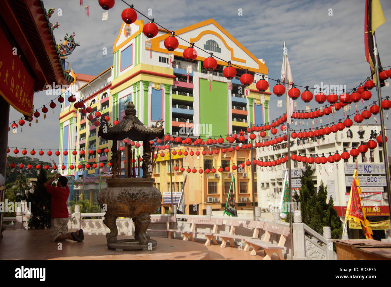 Il tempio Cinese e luci di casa colorati in Kuching Sarawak Borneo Malaysia Southeast Asia Foto Stock