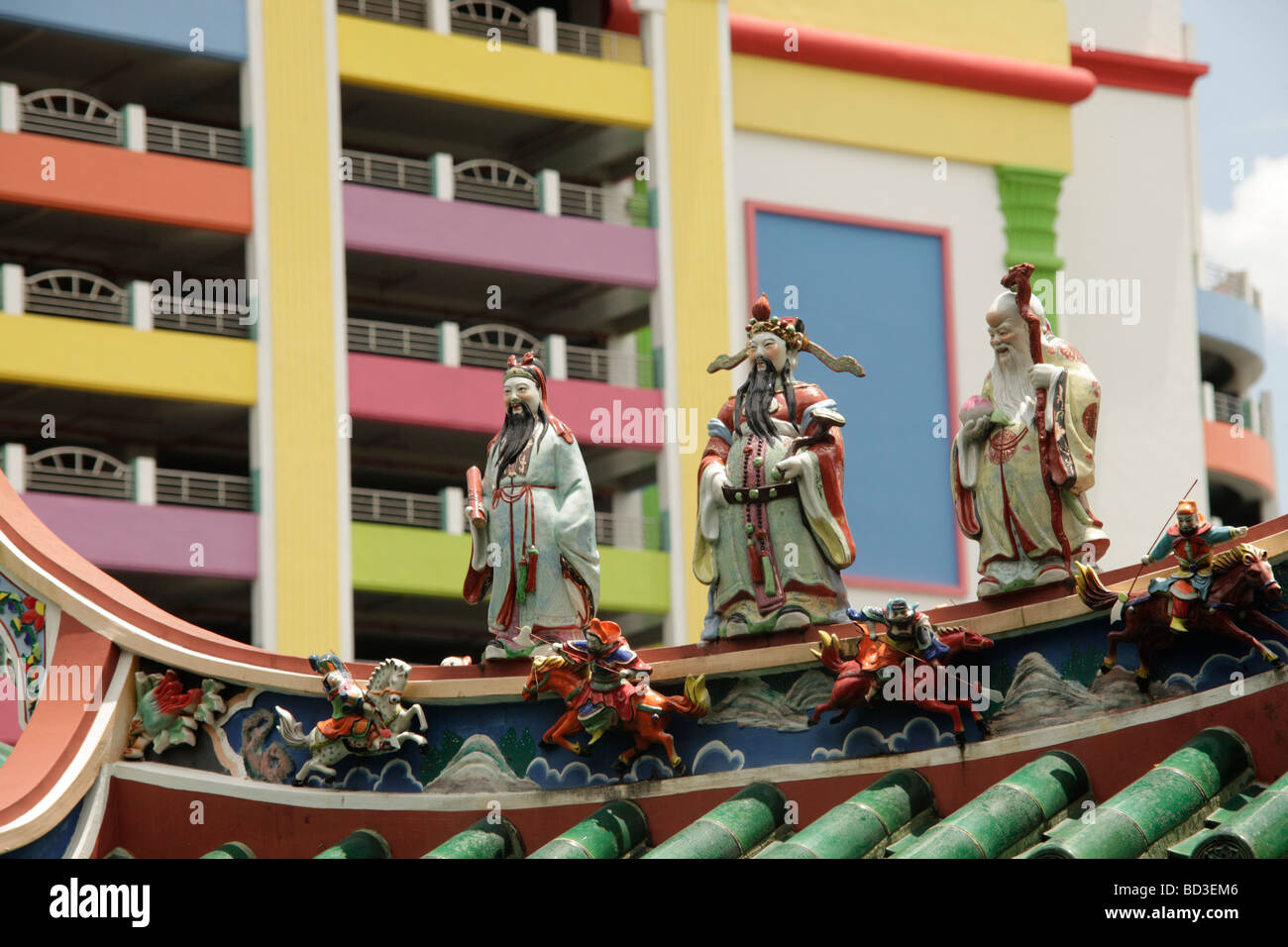 Statue cinesi su di un tempio nella Chinatown di Kuching Sarawak Borneo Malaysia Southeast Asia Foto Stock
