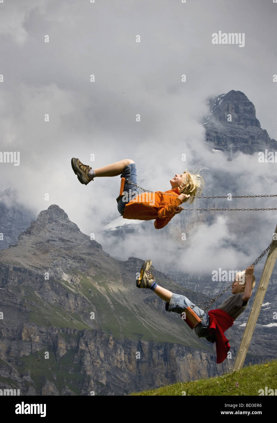 Ragazzo giocando su swing svizzera Foto Stock