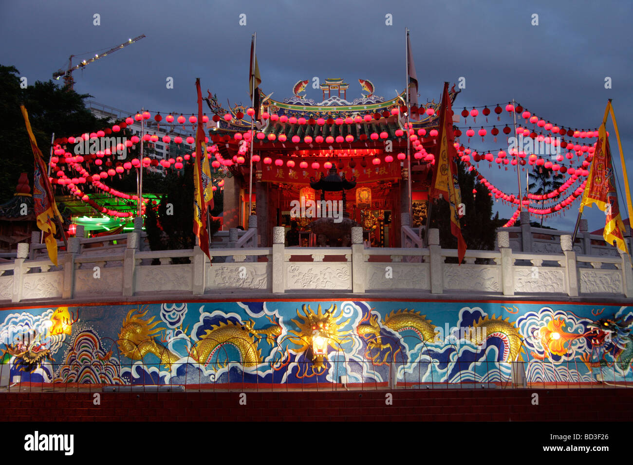 Illuminato tempio cinese nella Chinatown di Kuching di notte Sarawak Borneo Malaysia Southeast Asia Foto Stock