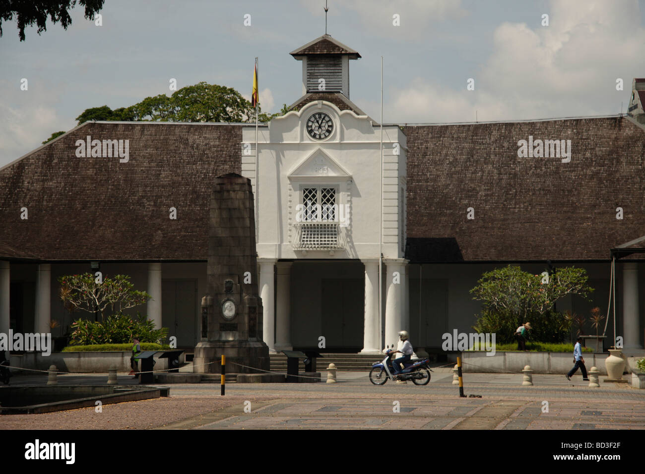 Il James Brooke Memorial davanti al Palazzo di Giustizia di Kuching Sarawak Borneo Malaysia Southeast Asia Foto Stock