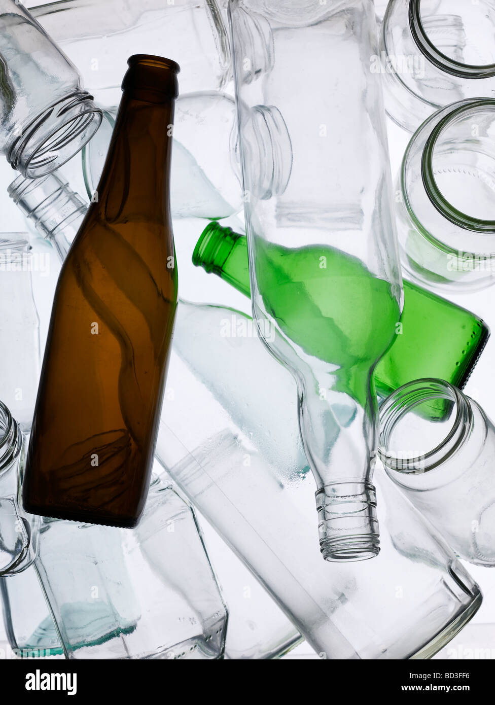 Raccolta retroilluminato di bottiglie di vetro e vasetti Foto Stock