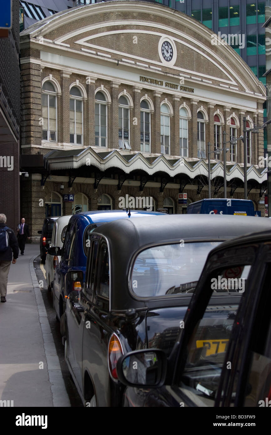 Fenchurch Street Station di Londra con il taxi Foto Stock