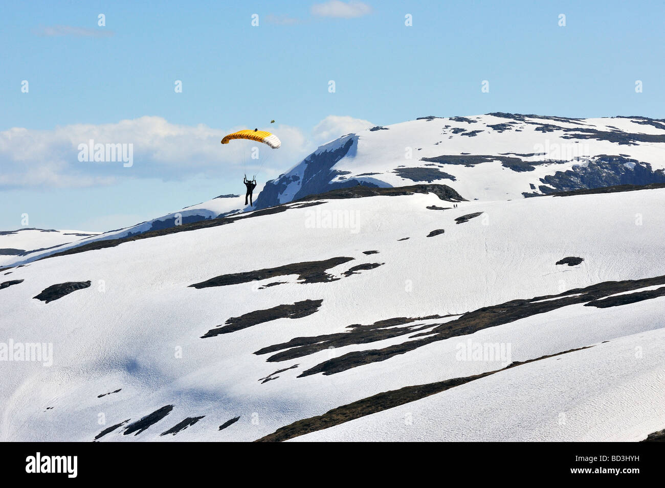 Parapendio volare su un paesaggio di montagna al Parco Nazionale di Hardangervidda,NORVEGIA Foto Stock
