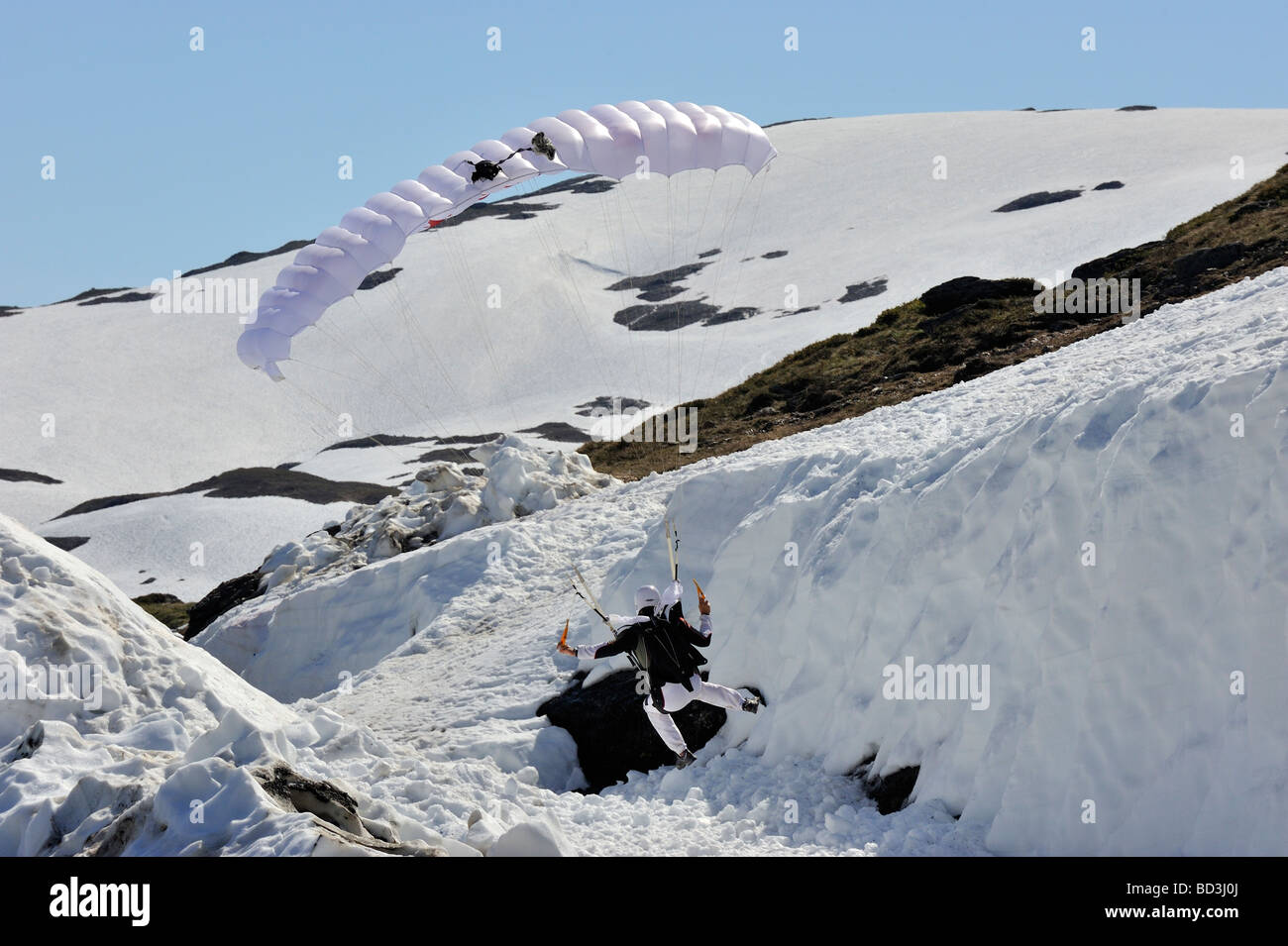 Di atterraggio di parapendio di atterraggio in neve Foto Stock