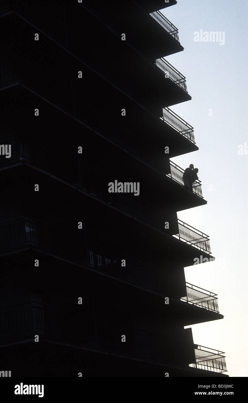 Stare insieme.giovane stagliano sul balcone di Singapore alto edificio di appartamenti Foto Stock