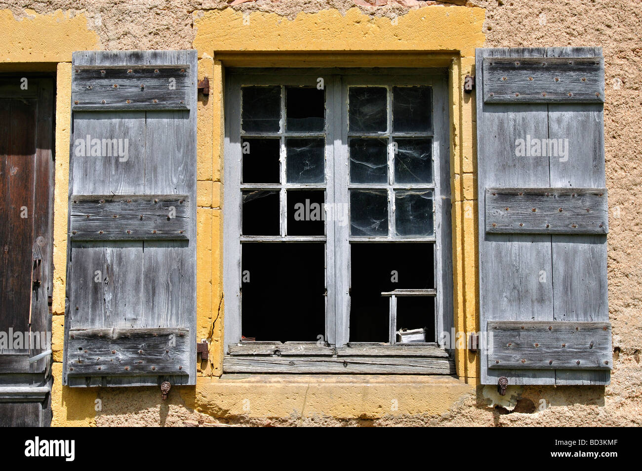 Una finestra di una vecchia casa francese. Foto Stock