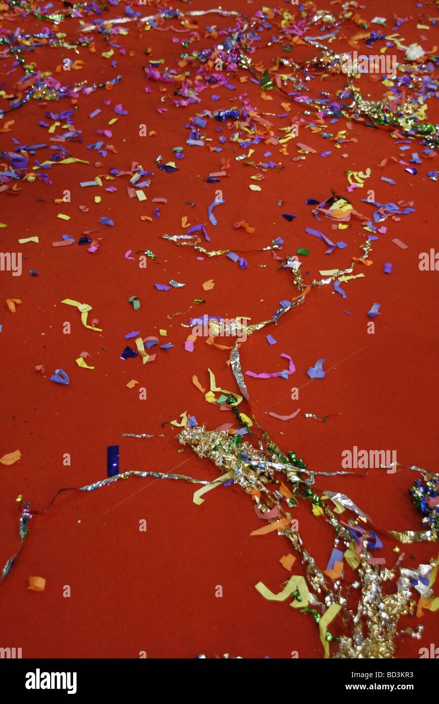 Un sacco di coloratissimi coriandoli e ghirlande sul tappeto rosso al evento VIP Foto Stock