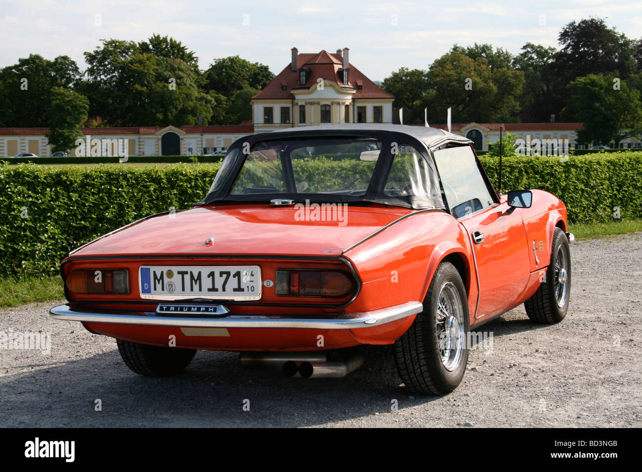 Triumph Spitfire Roadster di fronte il castello di Nymphenburg Monaco di Baviera Germania Foto Stock