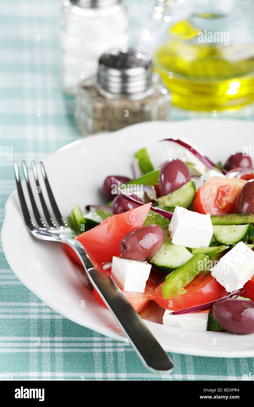 Insalata greca in piastra bianca sul tavolo Foto Stock