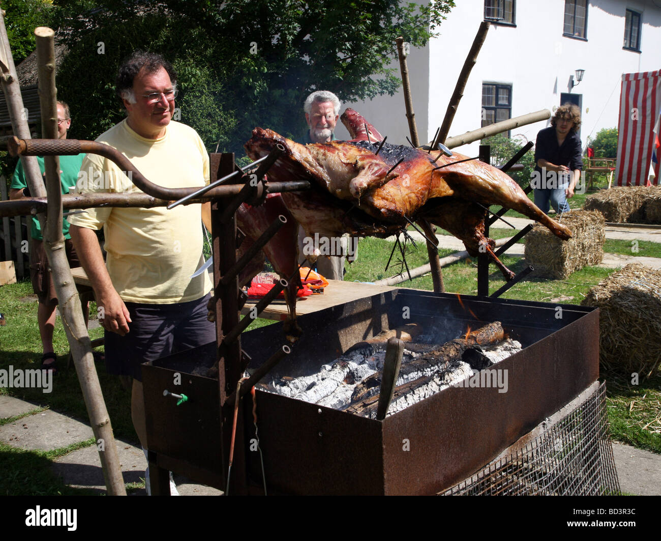 Spiedo di agnello e selvaggina disponibile al diciottesimo secolo Street Fair tenutasi a Milton Abbas Foto Stock