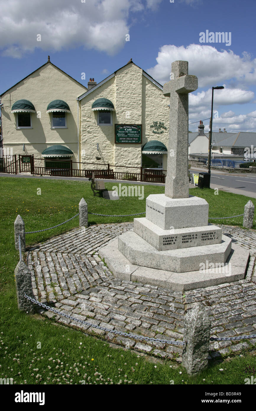 Villaggio di Princetown, Inghilterra. La Princetown Prima Guerra Mondiale memoriale croce di granito. Foto Stock