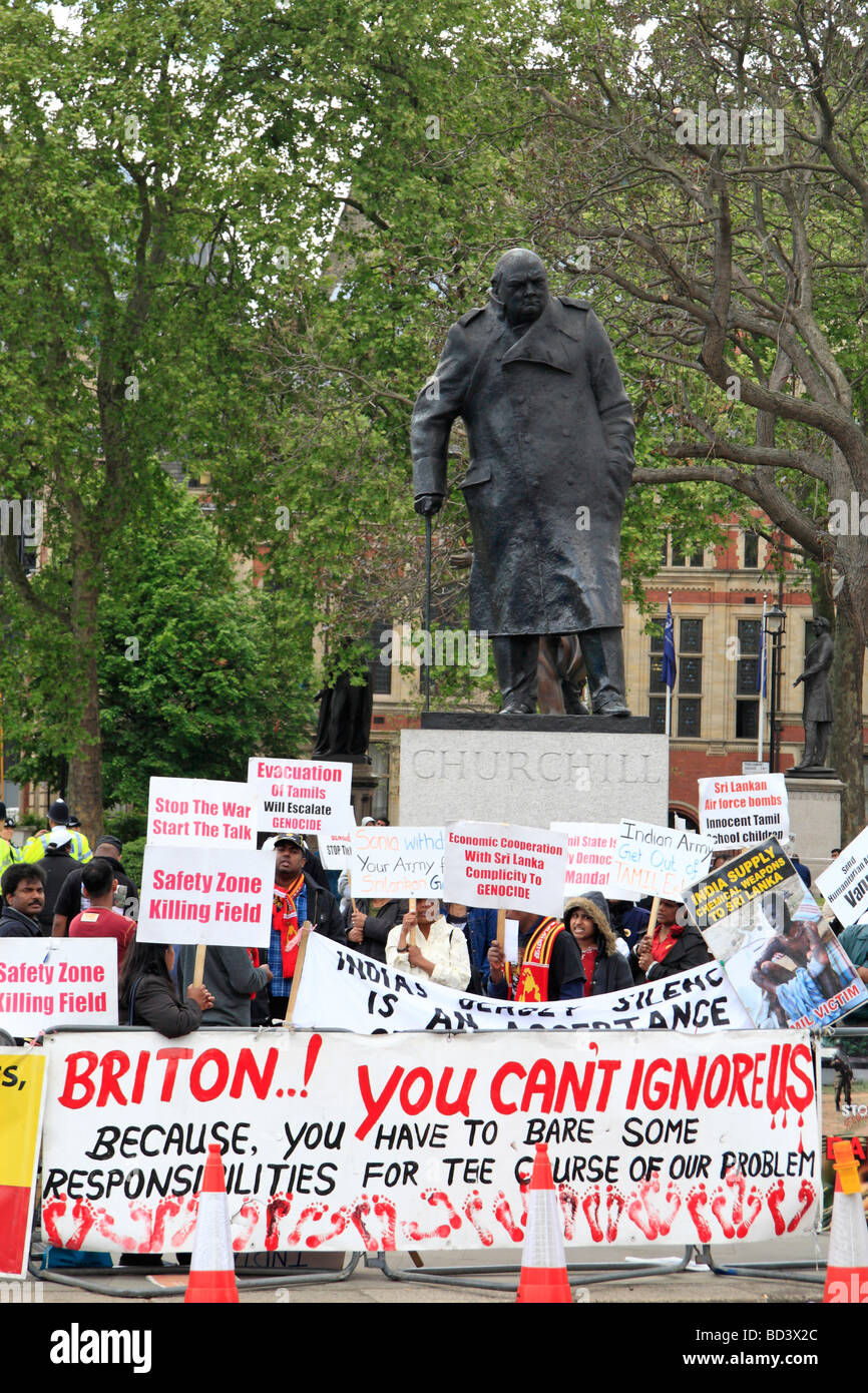 Il governo dello Sri Lanka manifestanti circondano la statua di Sir Winston Churchill al di fuori del Palazzo di Westminster, Londra, Regno Unito. Maggio 2009 Foto Stock