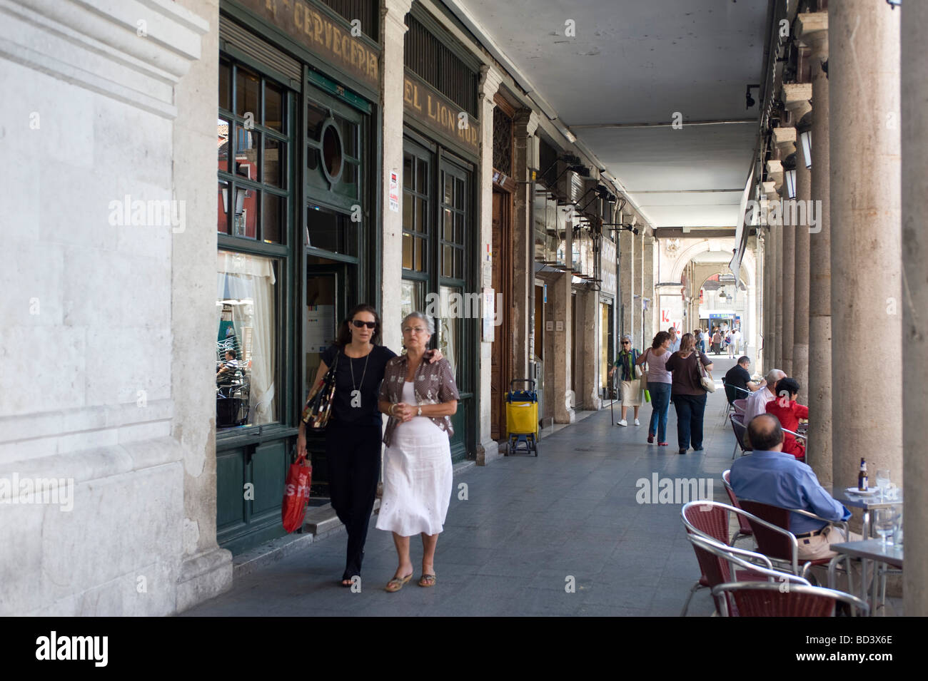 Valladolid, Arcade e caffetterie sulla Plaza Mayor Foto Stock