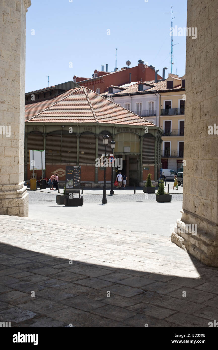 Valladolid, Mercado de Val ( mercato) visto dalla chiesa di San Benito Foto Stock