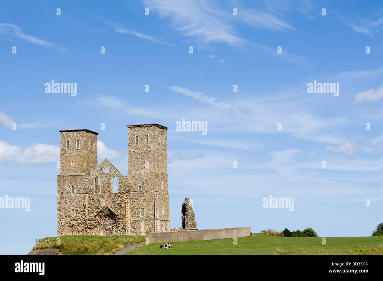 Le torri gemelle (aka le gemelle) della rovina chiesa medievale a Reculver Kent REGNO UNITO Foto Stock