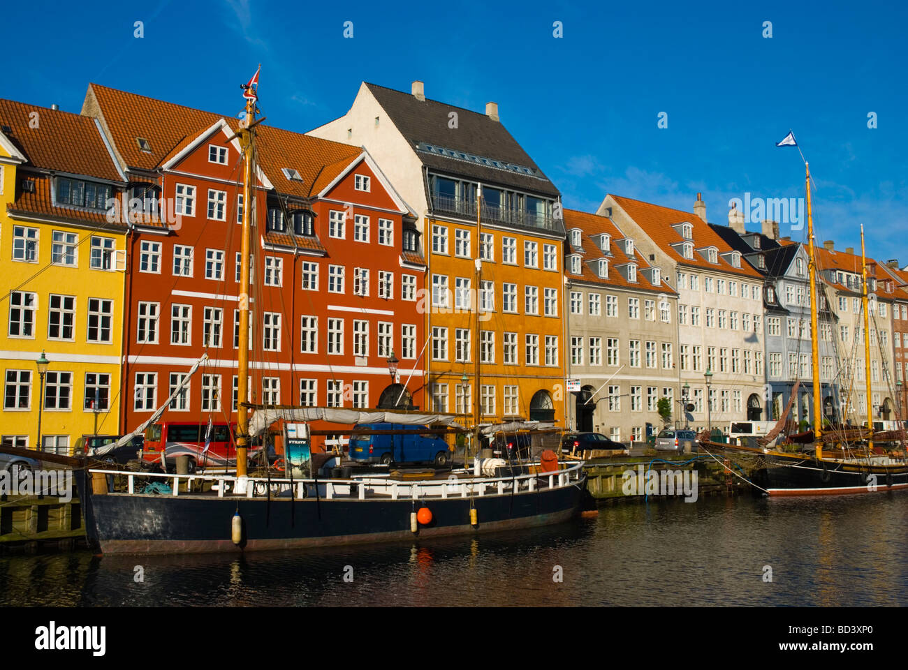 Porto di Nyhavn nel centro di Copenhagen DANIMARCA Europa Foto Stock