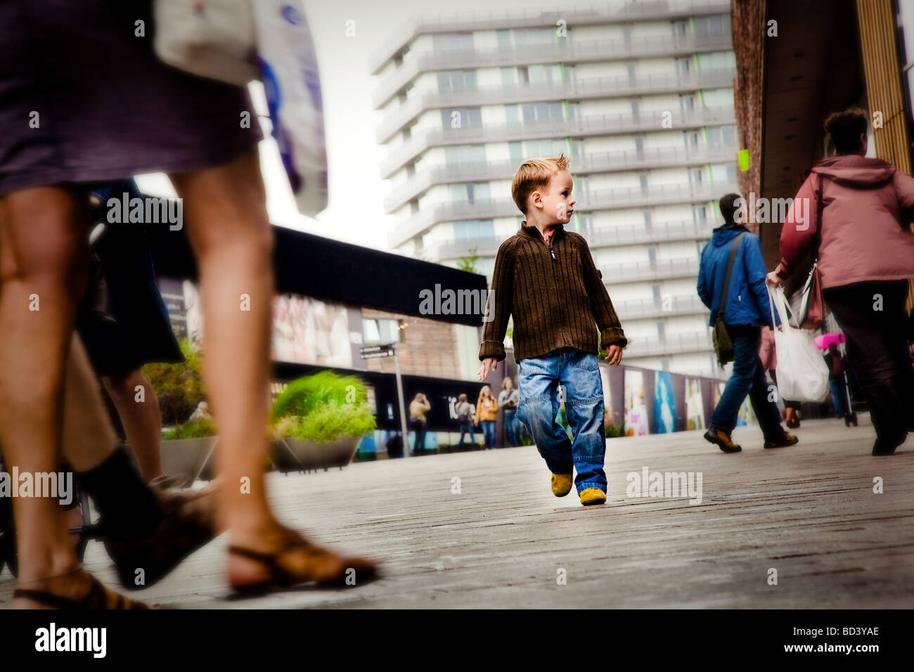 Little Boy camminare da solo cercando i suoi genitori Foto Stock