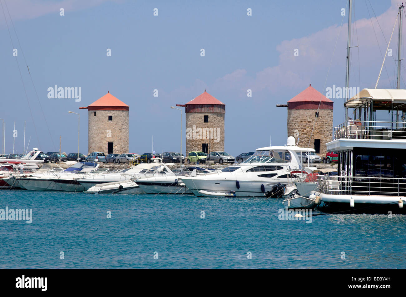Il mulino a vento di vecchi edifici lungo Mandraki harbour Rodi Rodi Grecia DODECANNESO Foto Stock