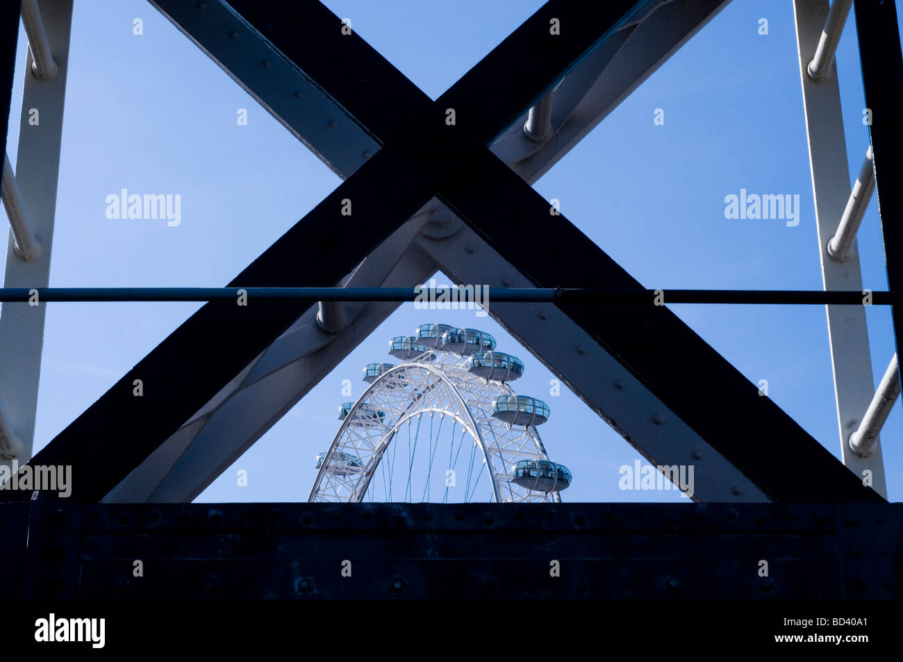 London eye attraverso hungerford Bridge, Londra Foto Stock