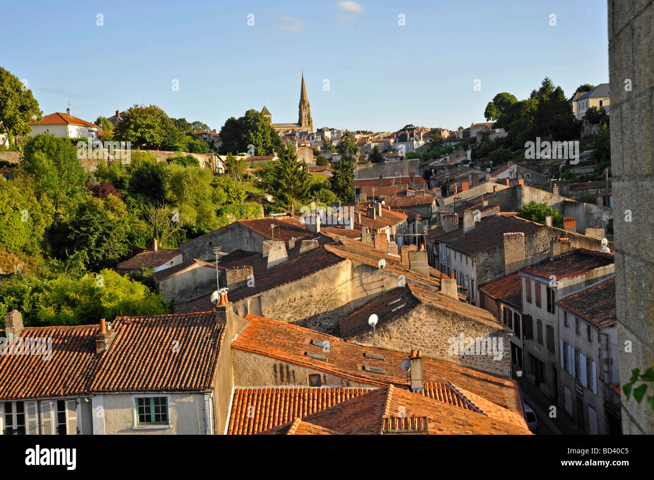 Vista sui tetti medievali di Parthenay, Deux-Sevres, Francia. Foto Stock