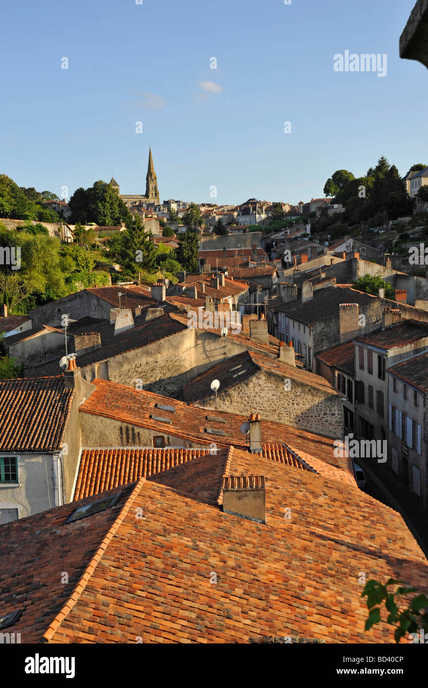 Vista sui tetti medievali di Parthenay, Deux-Sevres, Francia. Foto Stock