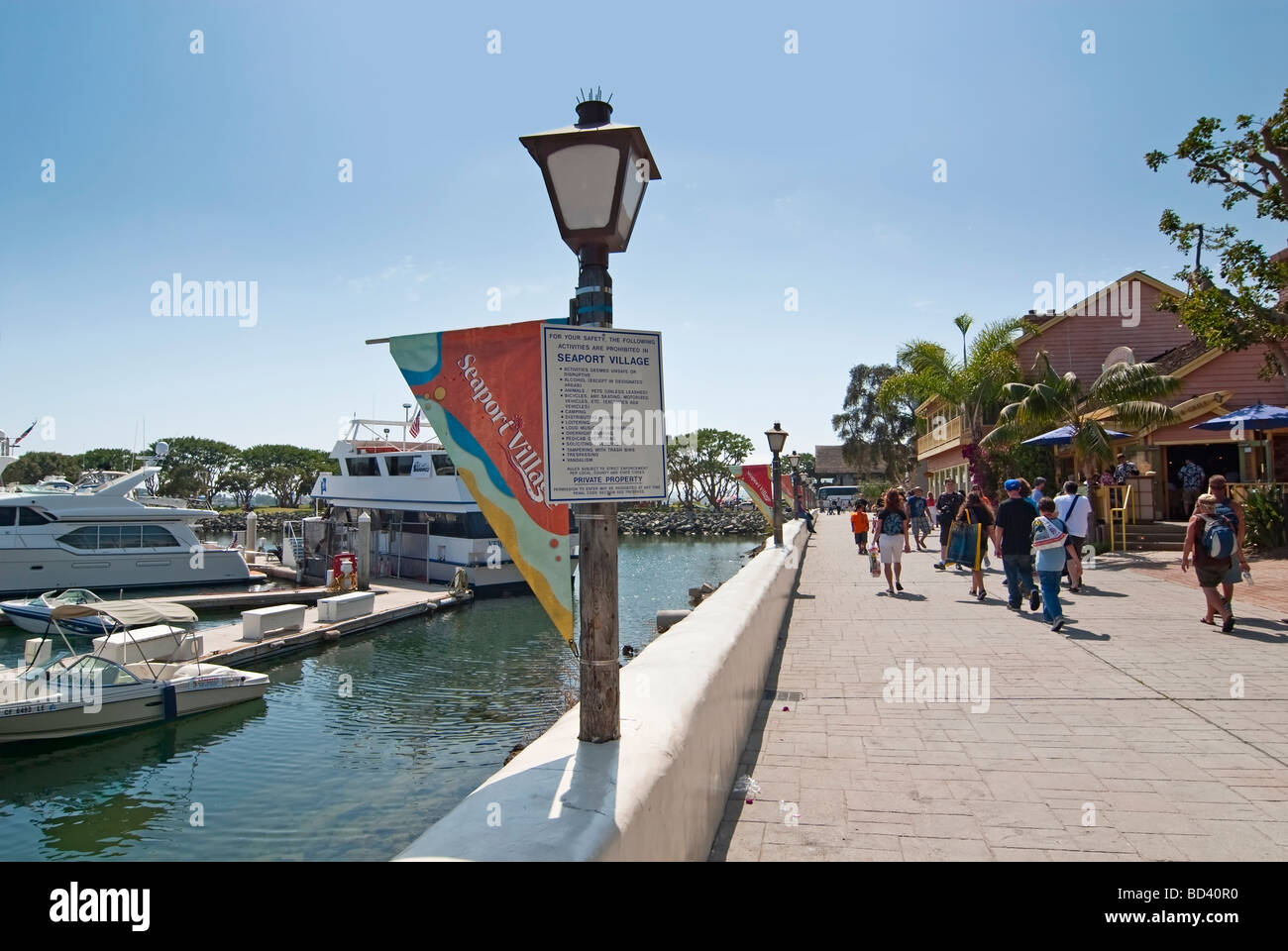 Il Seaport Village è un centro commerciale e complesso da pranzo che si affaccia sulla baia di San Diego, California. Foto Stock
