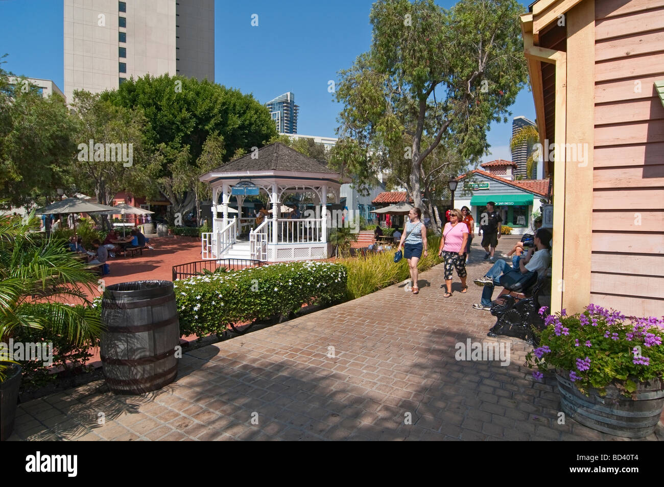 Il Seaport Village è un centro commerciale e complesso da pranzo che si affaccia sulla baia di San Diego, California. Foto Stock