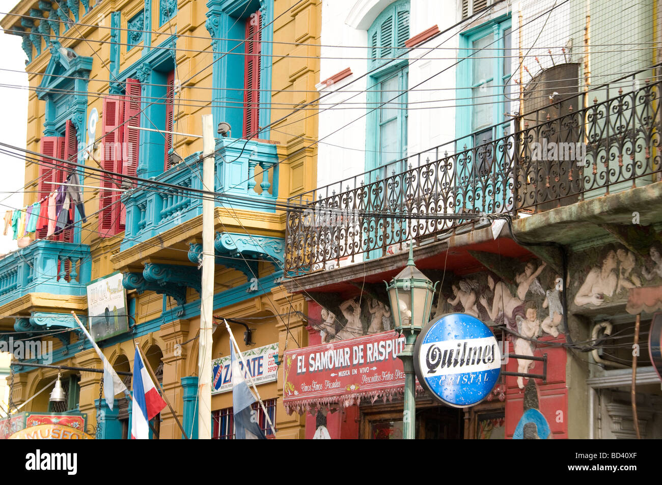 Cablaggio di overhead a La Boca neighborhood, Buenos Aires, Argentina Foto Stock