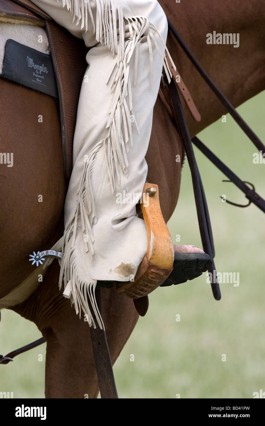 Cowboy Boot nella staffa su un American Quarter Horse Foto Stock