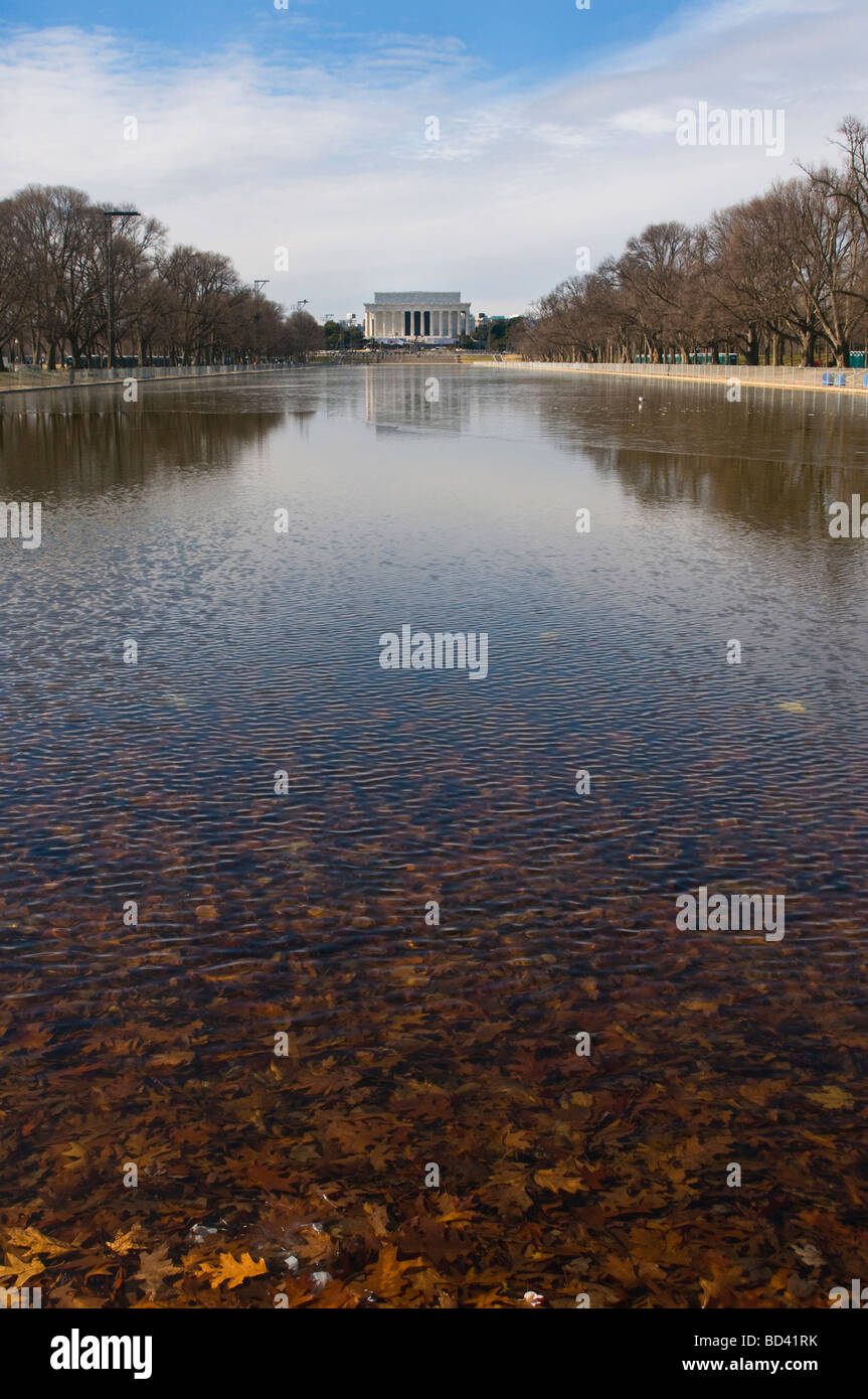 Il Lincoln Memorial e la piscina riflettente presso il National Mall di Washington DC Foto Stock