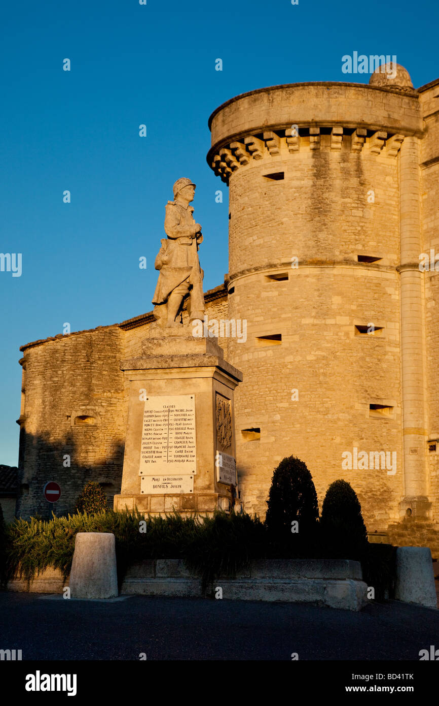 Guerre Mondiali I e II memorial nella parte anteriore del castello (Le Chateau Gordes) in Gordes, Provenza Francia Foto Stock