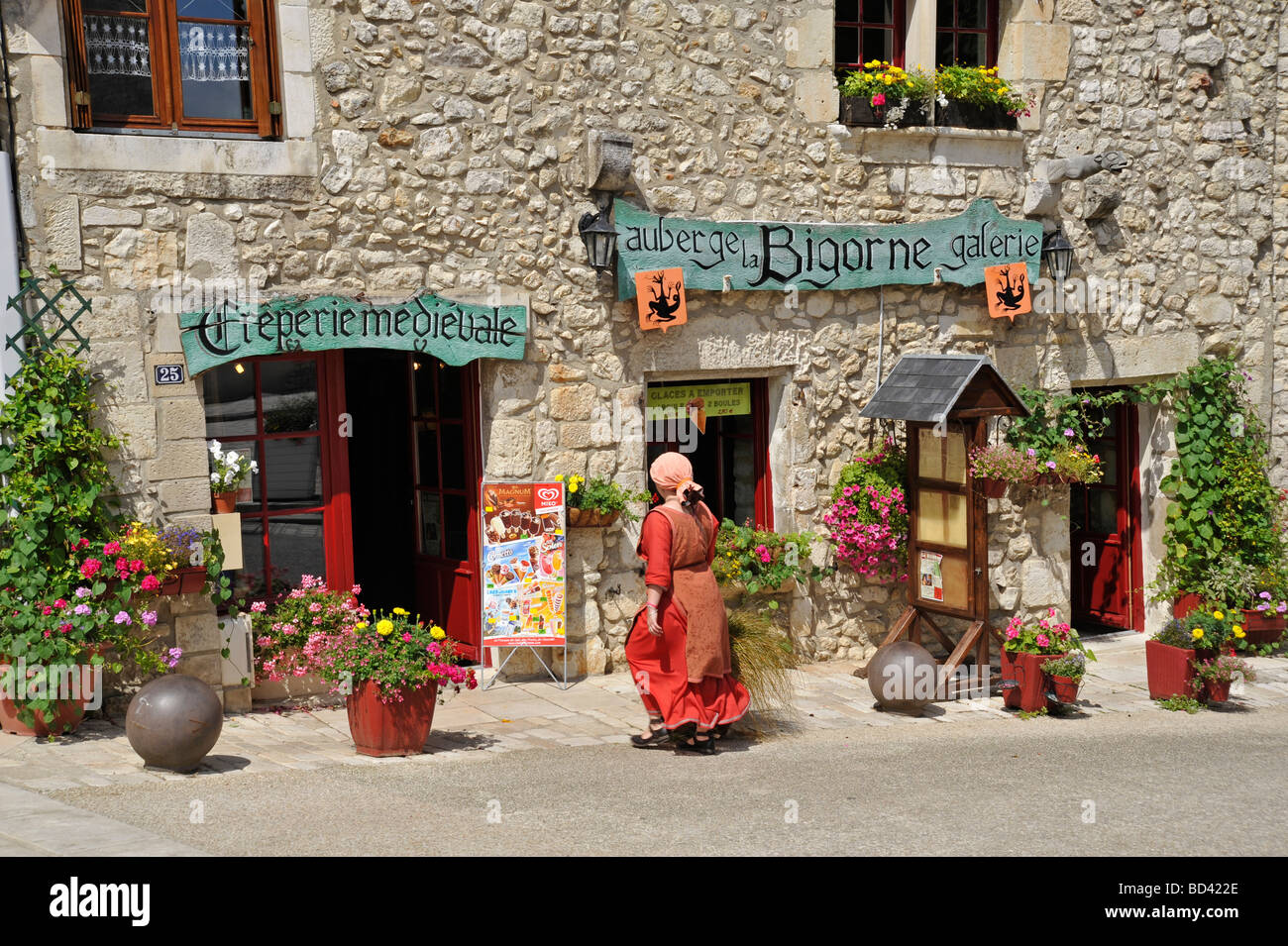Auberge medievale e la cameriera street scene in Francia Foto Stock
