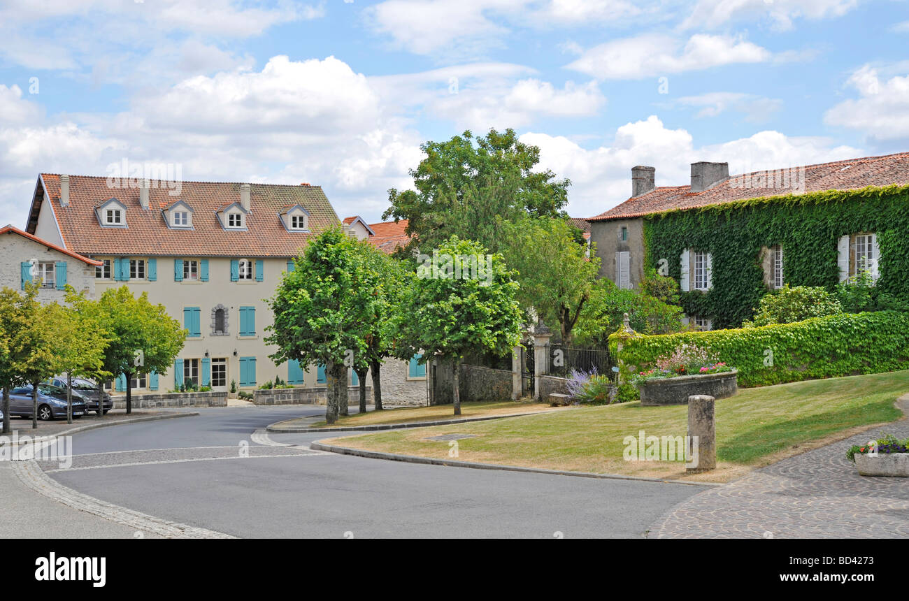 Bella e antica architettura francese nella città di Vouvent in Vandea, Francia Foto Stock