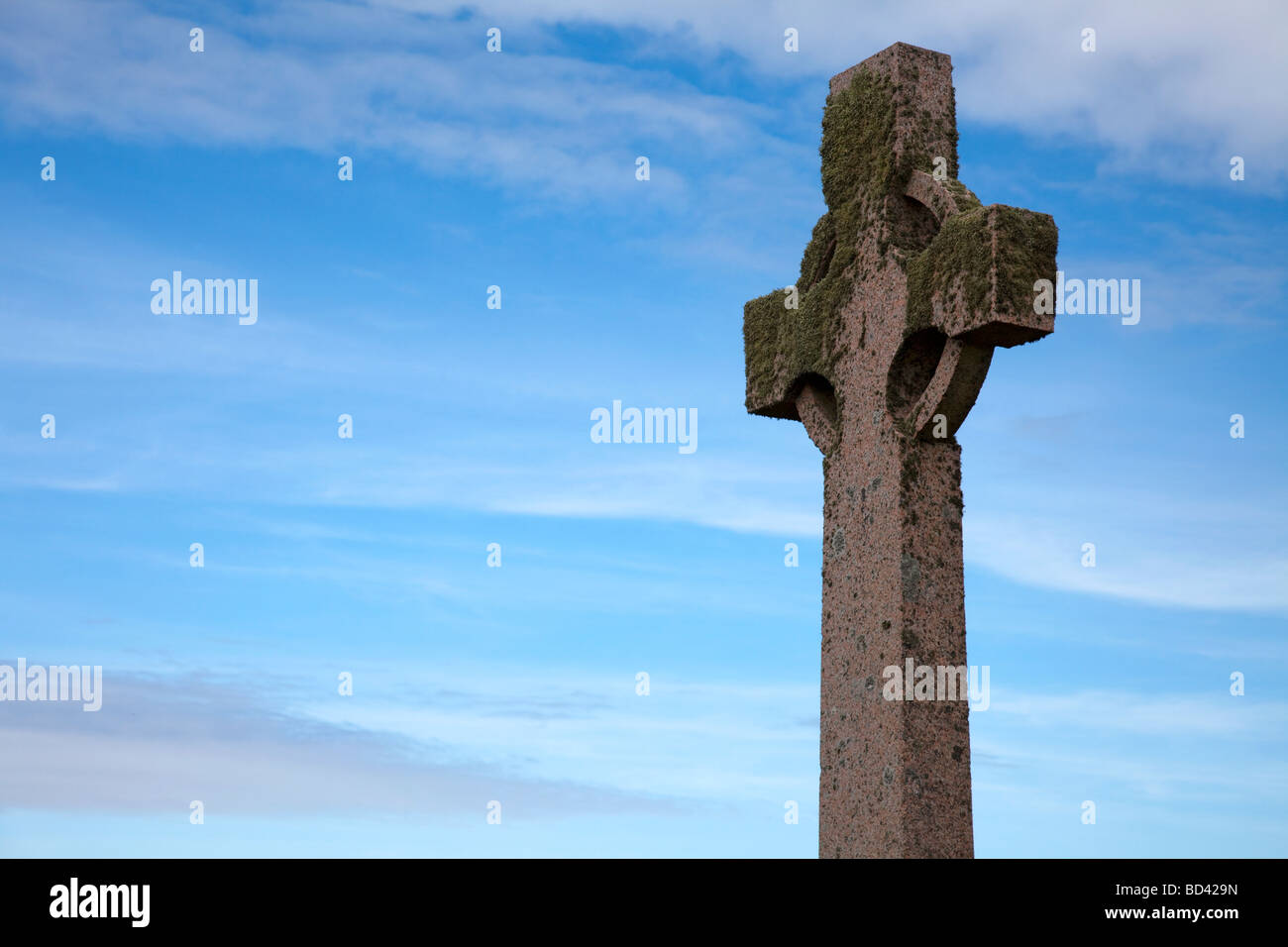 Celtic cross ricoperti di muschi e licheni, fotografato a Iona, una piccola isola nelle Ebridi Interne gruppo off Western Scotland Foto Stock