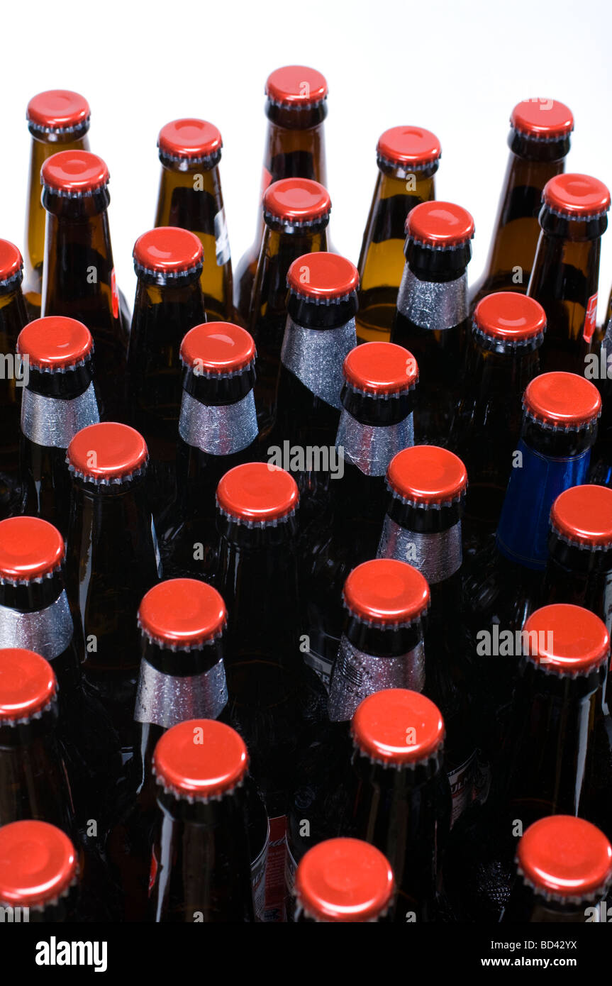Le bottiglie di birra con cappucci rossi fatta in casa birra imbottigliata e pronti per il consumo Foto Stock