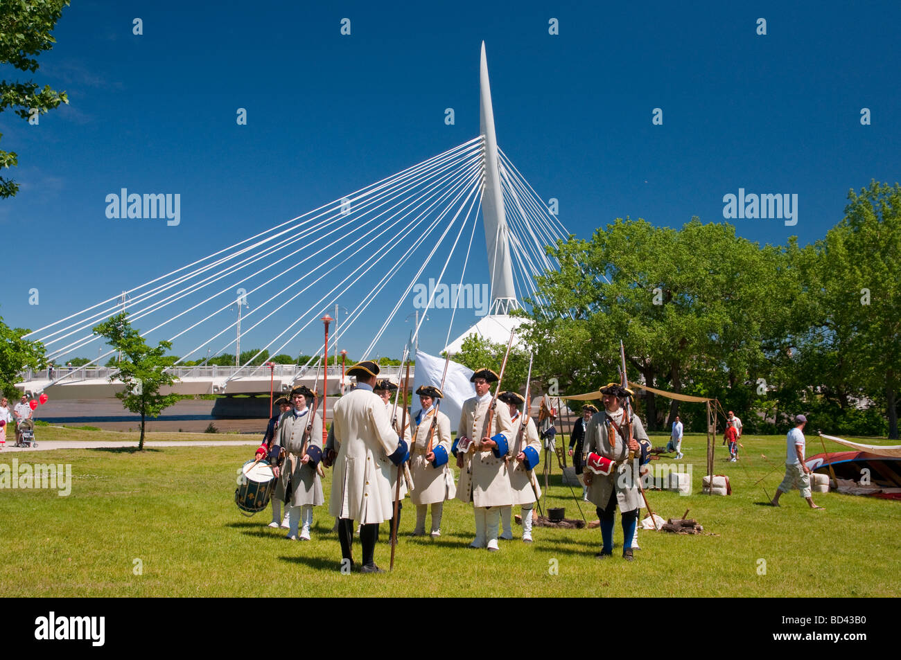 Una rievocazione storica nel periodo abito vicino al Ponte di Provencher in Winnipeg Manitoba Canada Foto Stock