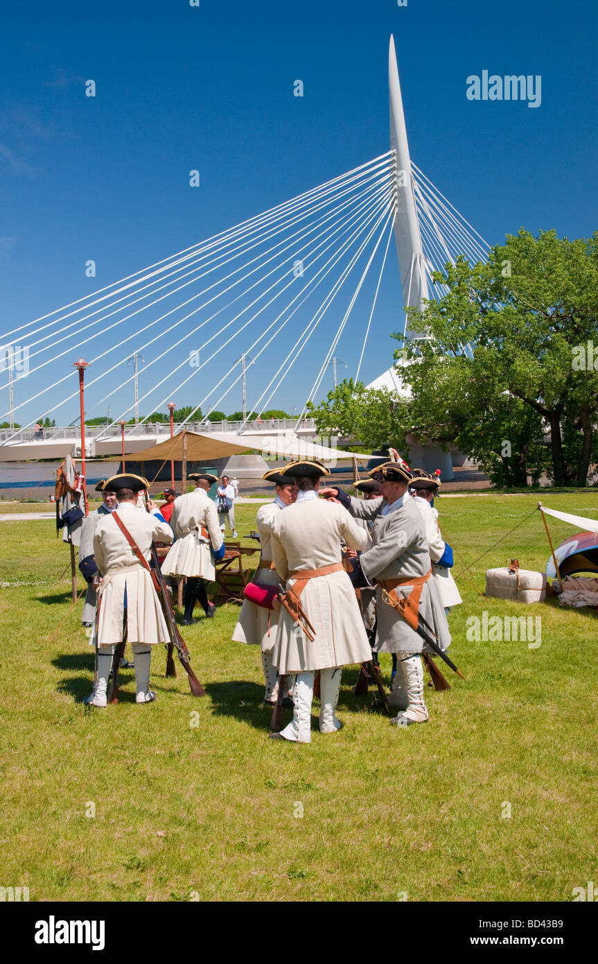 Una rievocazione storica nel periodo abito vicino al Ponte di Provencher in Winnipeg Manitoba Canada Foto Stock