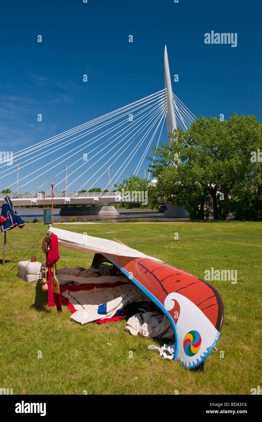 Un Rosso in canoa sul fiume e il Ponte di Provencher in Winnipeg, Manitoba, Canada Foto Stock