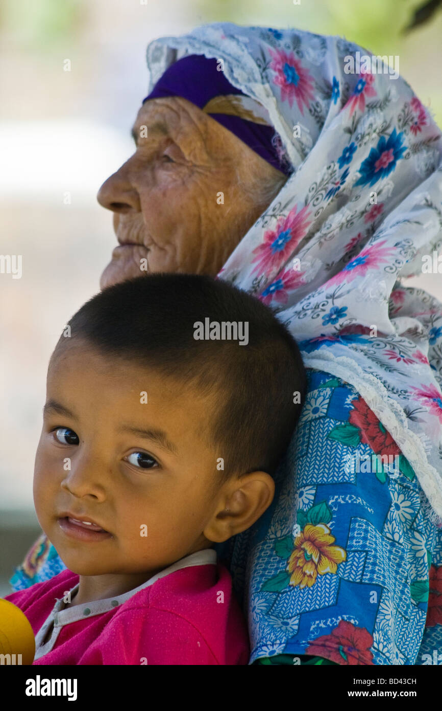 Nonna e nipote di Bukhara Uzbekistan Foto Stock