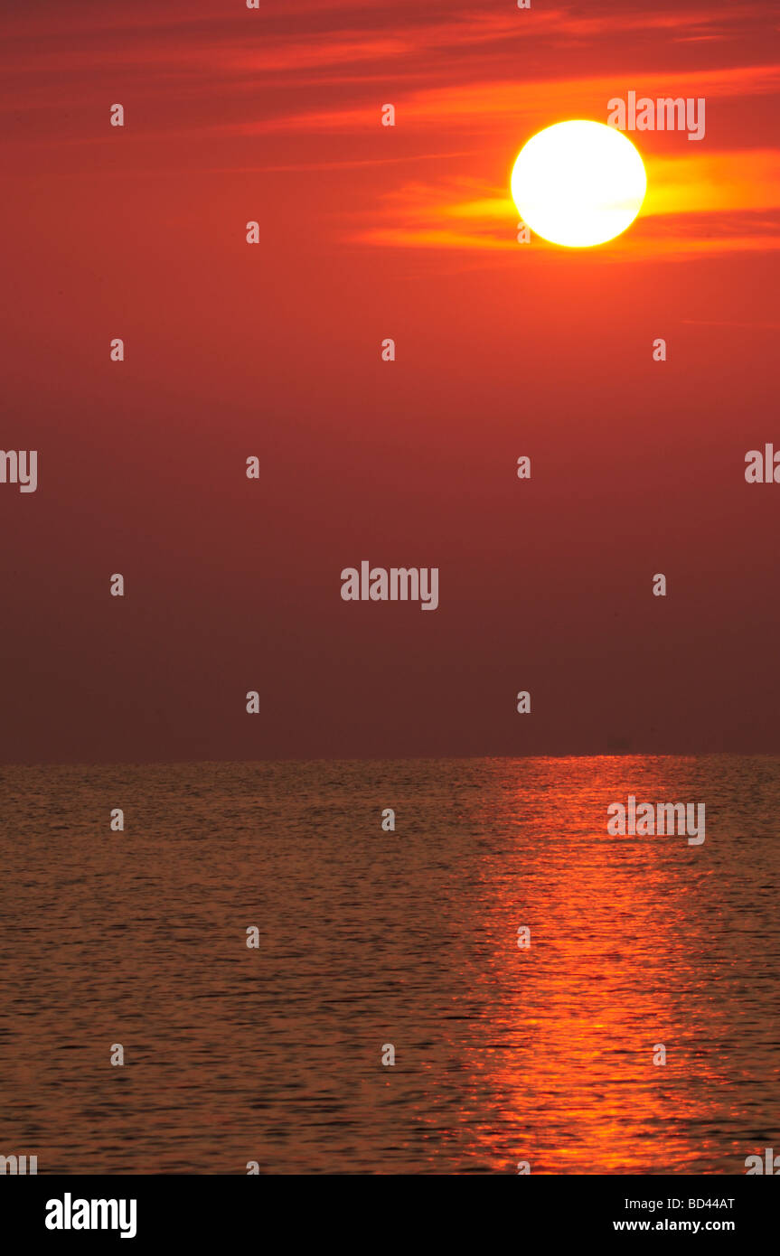 Foto artistiche del tramonto sul mare di Lido Adriano. Foto Stock