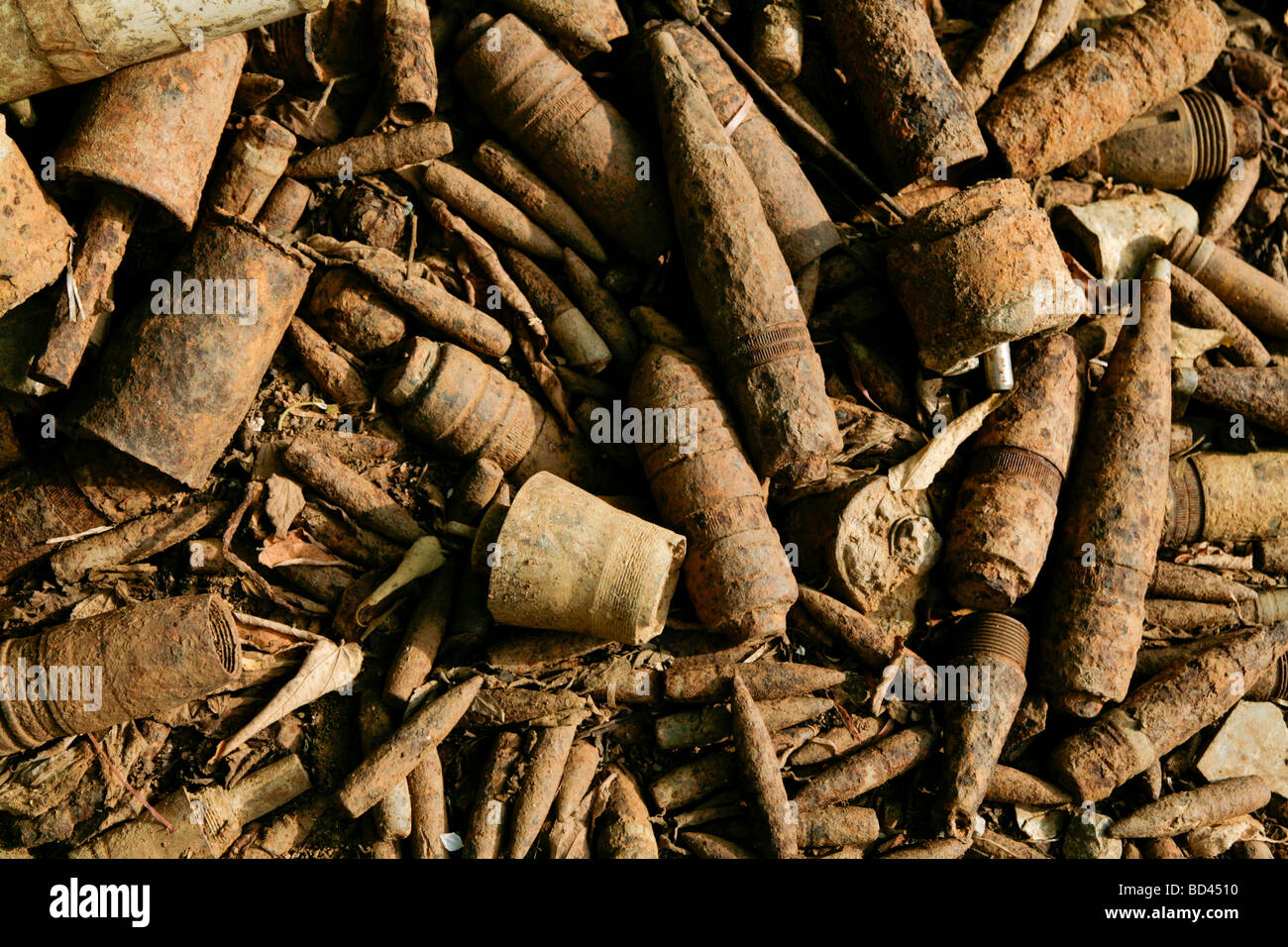 Xieng Khouang, Laos, 2006 : Vivere munizioni giacciono in un pericoloso palo in viale anteriore del commerciante di rottame s house Foto Stock