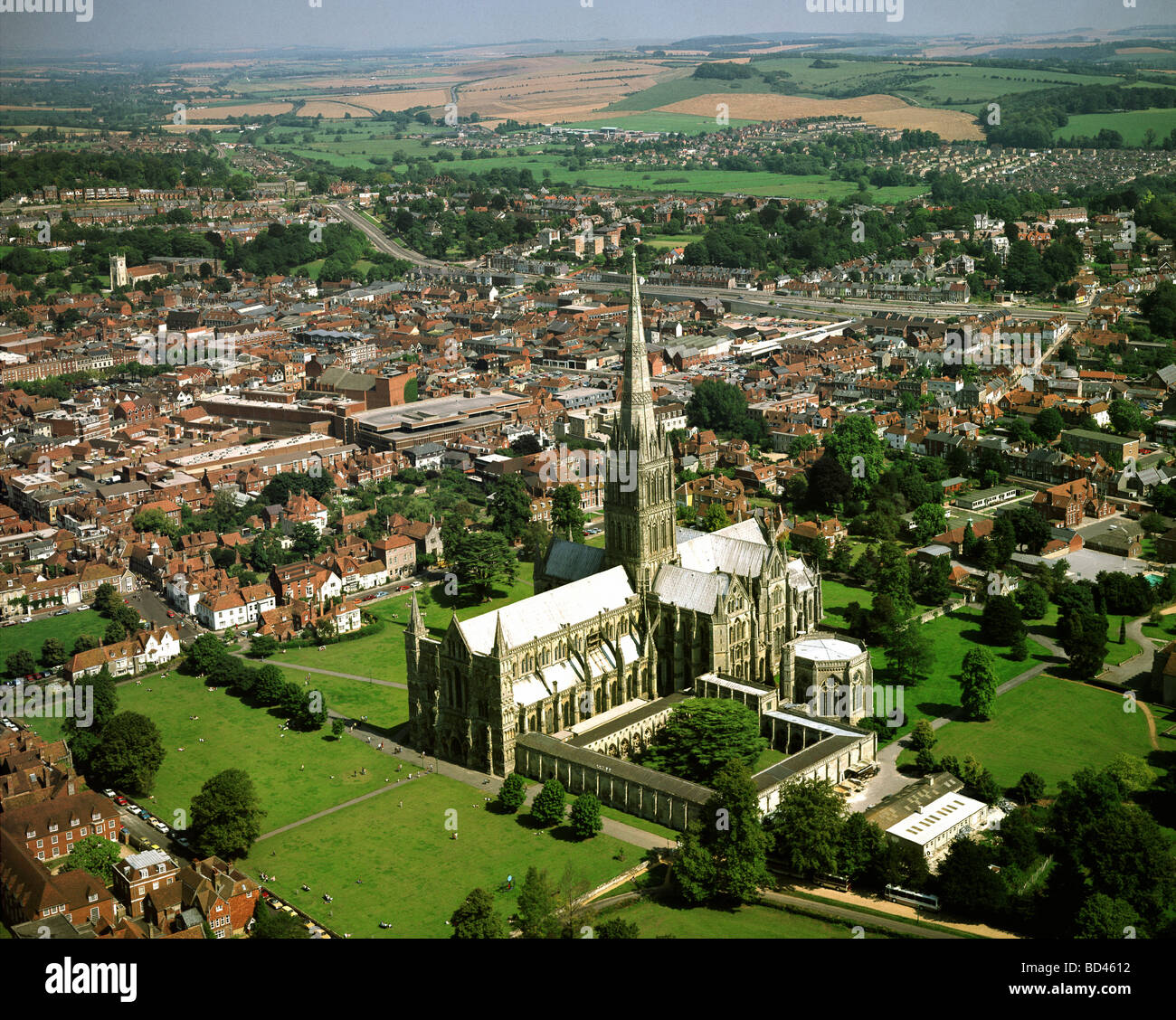 GB - WILTSHIRE: Cattedrale di Salisbury dall'aria Foto Stock