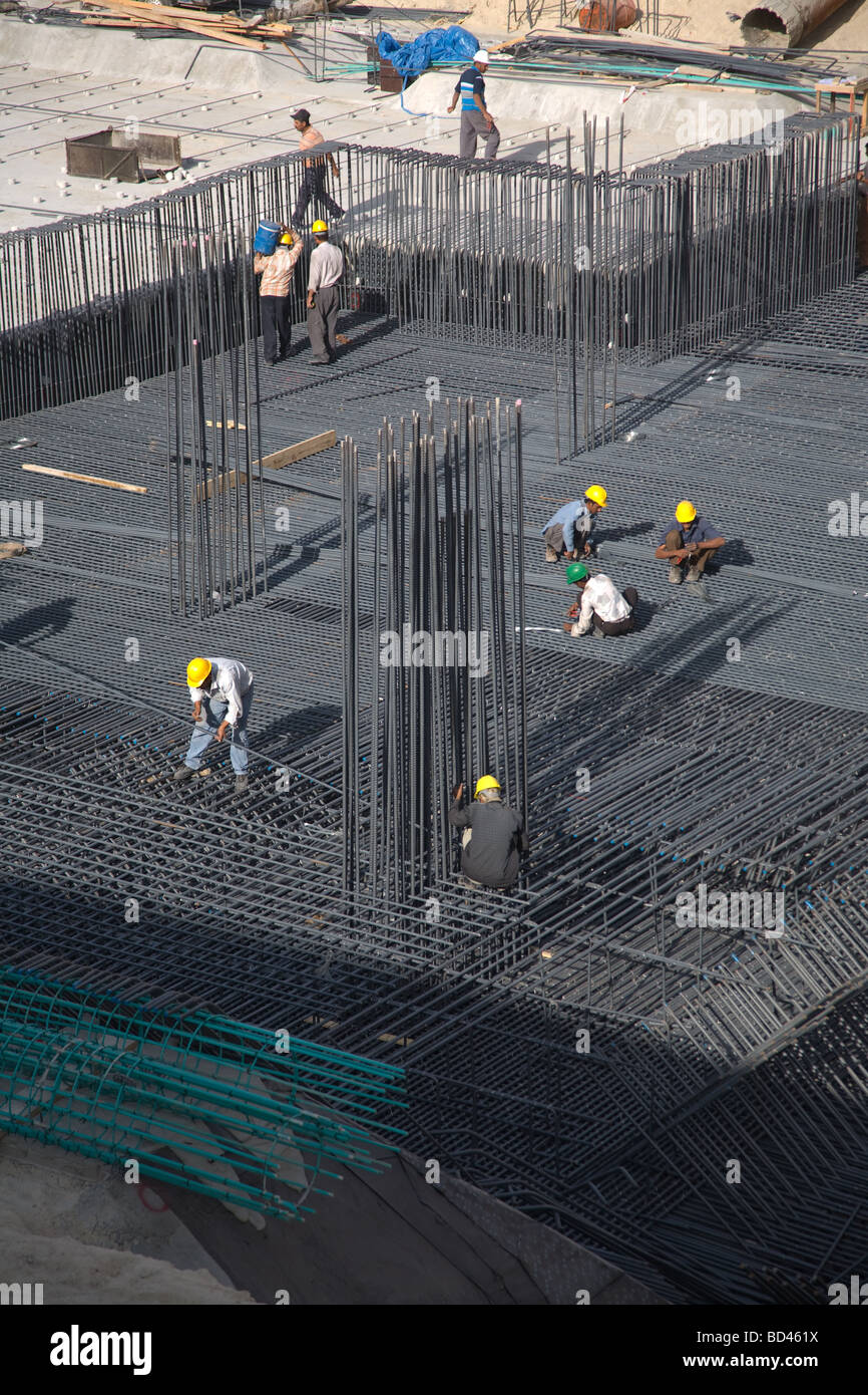 Sito in costruzione le fondazioni in calcestruzzo armato Foto Stock