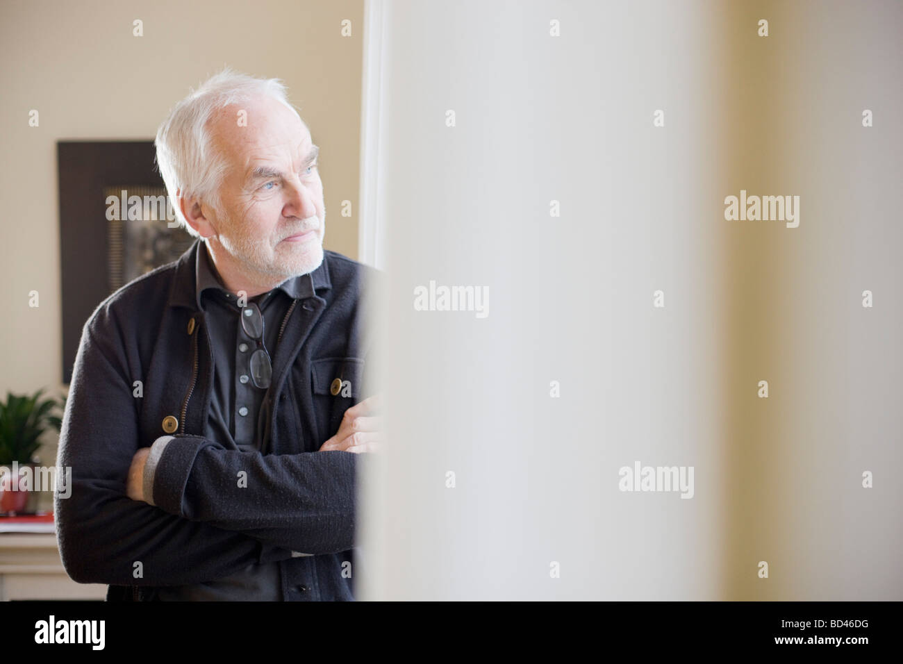 Il vecchio uomo in una stanza Foto Stock