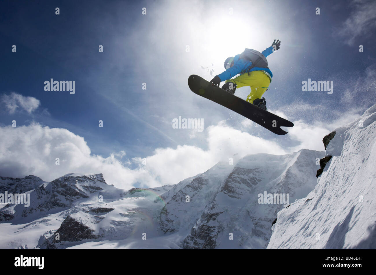 Snowboarder, jump, panorama di montagna, San Moritz, Grigioni, Svizzera, Europa Foto Stock