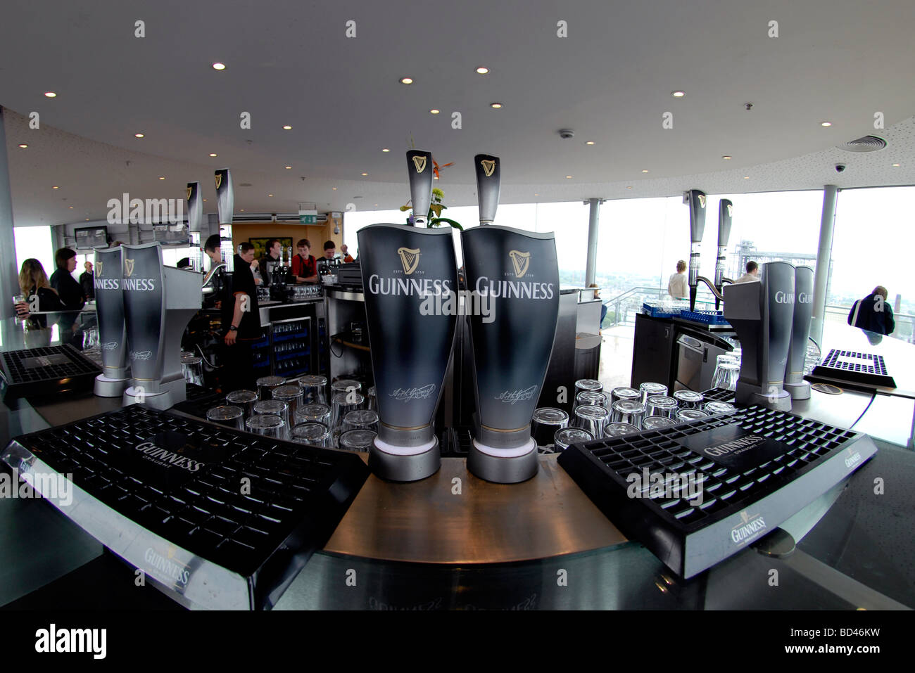 La Gravity Bar sulla parte superiore del magazzino del centro visitatori presso il St James Gate birreria Guinness a Dublino Irlanda Foto Stock