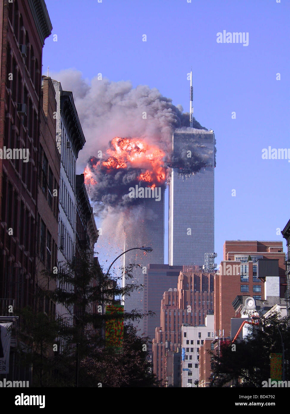 World Trade Center, Torre 2 attacco. Settembre 11th, 2001. Vista dall'angolo a West Broadway e Spring San SoHo di New York sul lato nord della torre Foto Stock