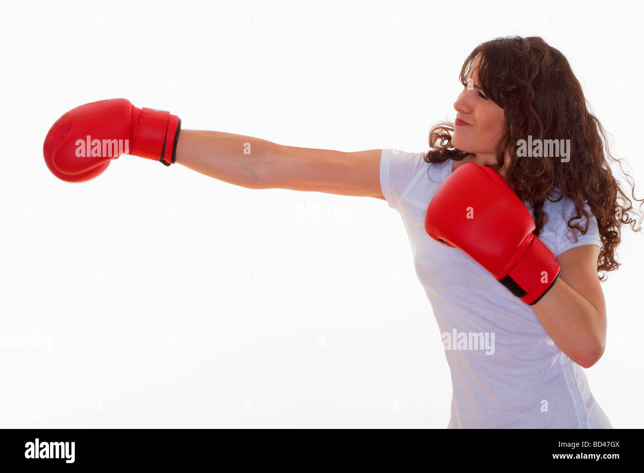 Sport giovane donna con red guantoni da pugilato Foto Stock